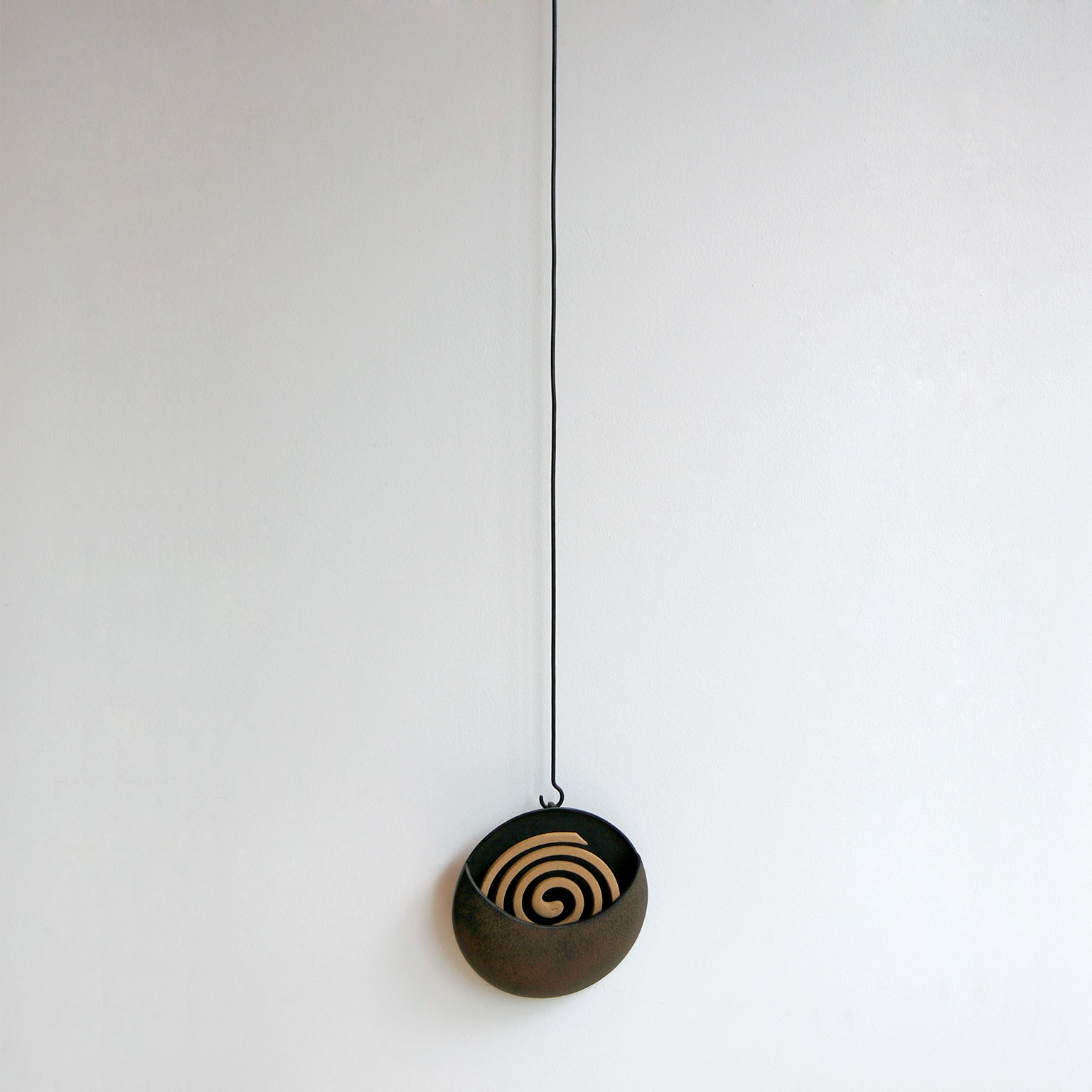 Sゝゝ[es] （Sゝゝ[エス]）蚊取線香立て | LIVING MOTIF｜家具