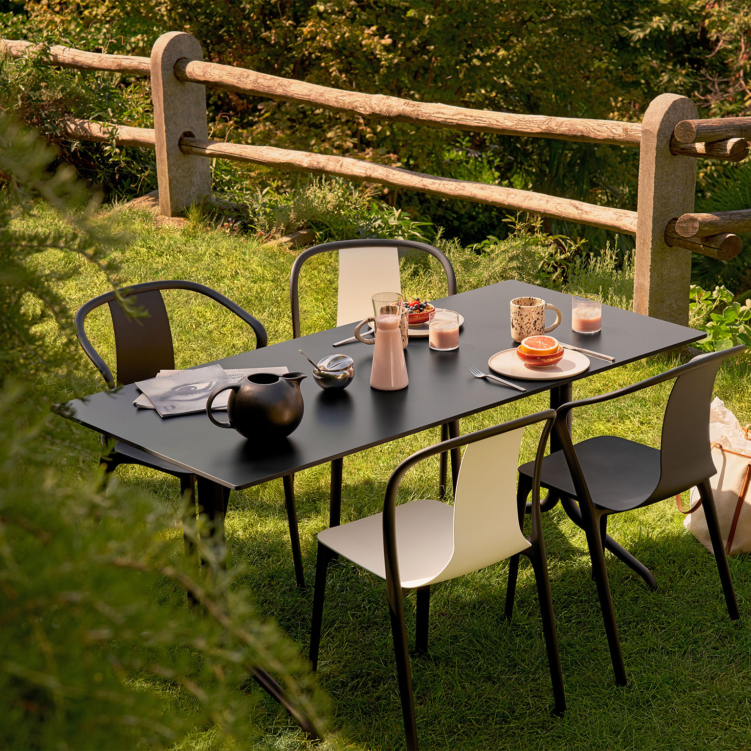 Vitra(ヴィトラ)Belleville アームチェア ブラック [取寄せ商品 Vitra(ヴィトラ)Belleville アームチェア ブラック [取寄せ商品