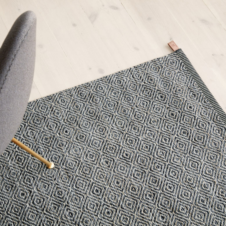 KASTHALL｜デザインと技術が織りなす高級ラグ | LIVING MOTIF