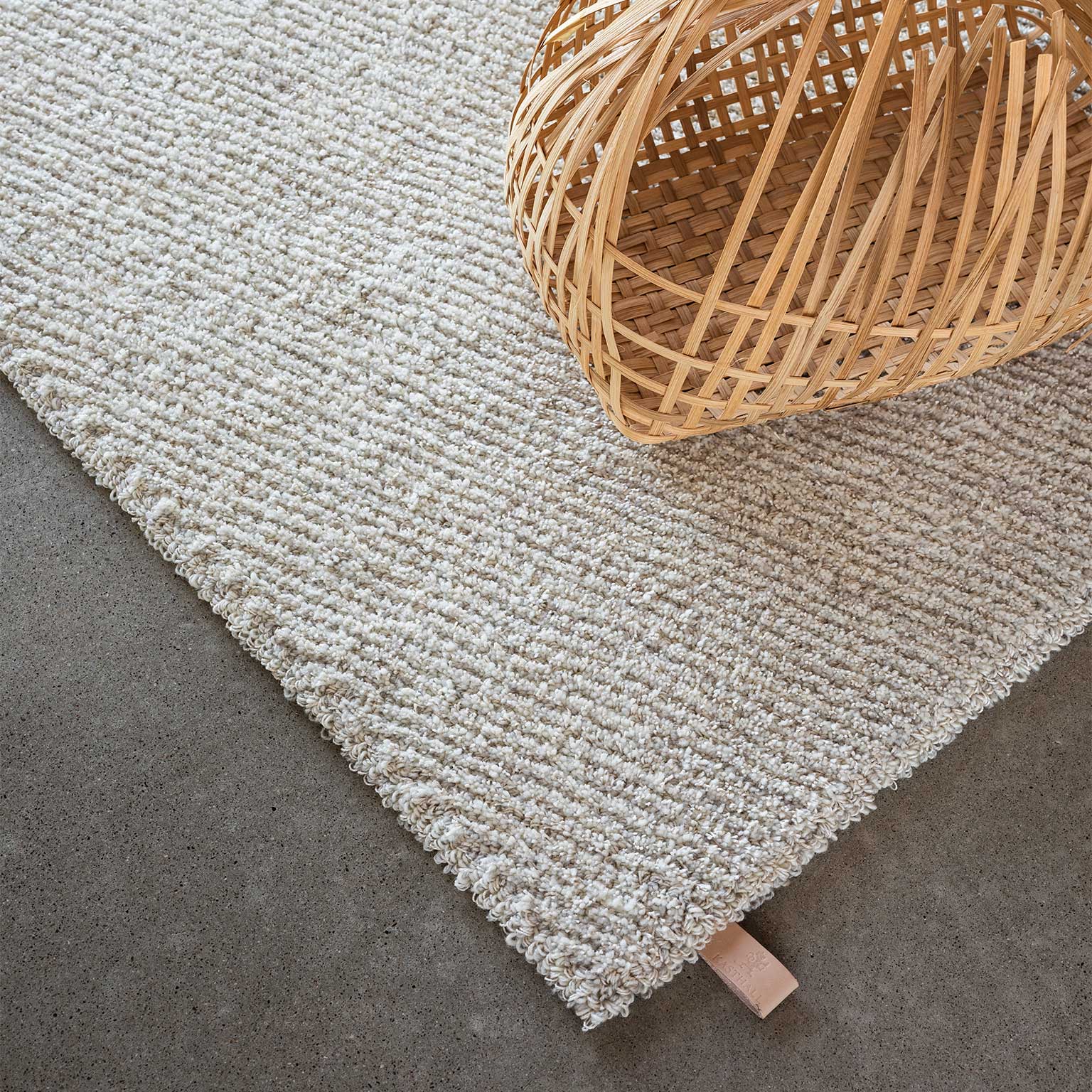 KASTHALL｜デザインと技術が織りなす高級ラグ | LIVING MOTIF