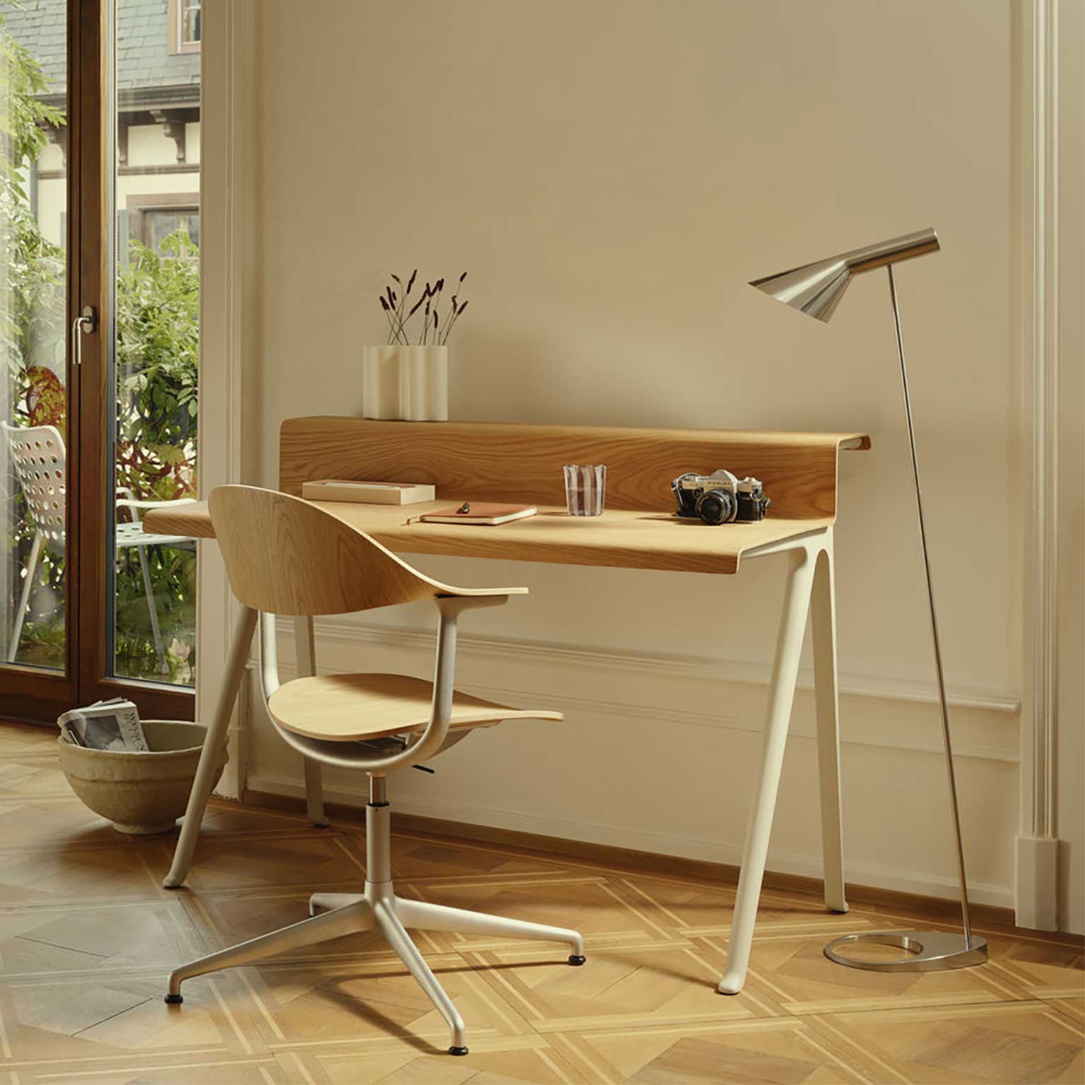 Vitra（ヴィトラ）Courier デスク ナチュラルオークトップ / チョーク