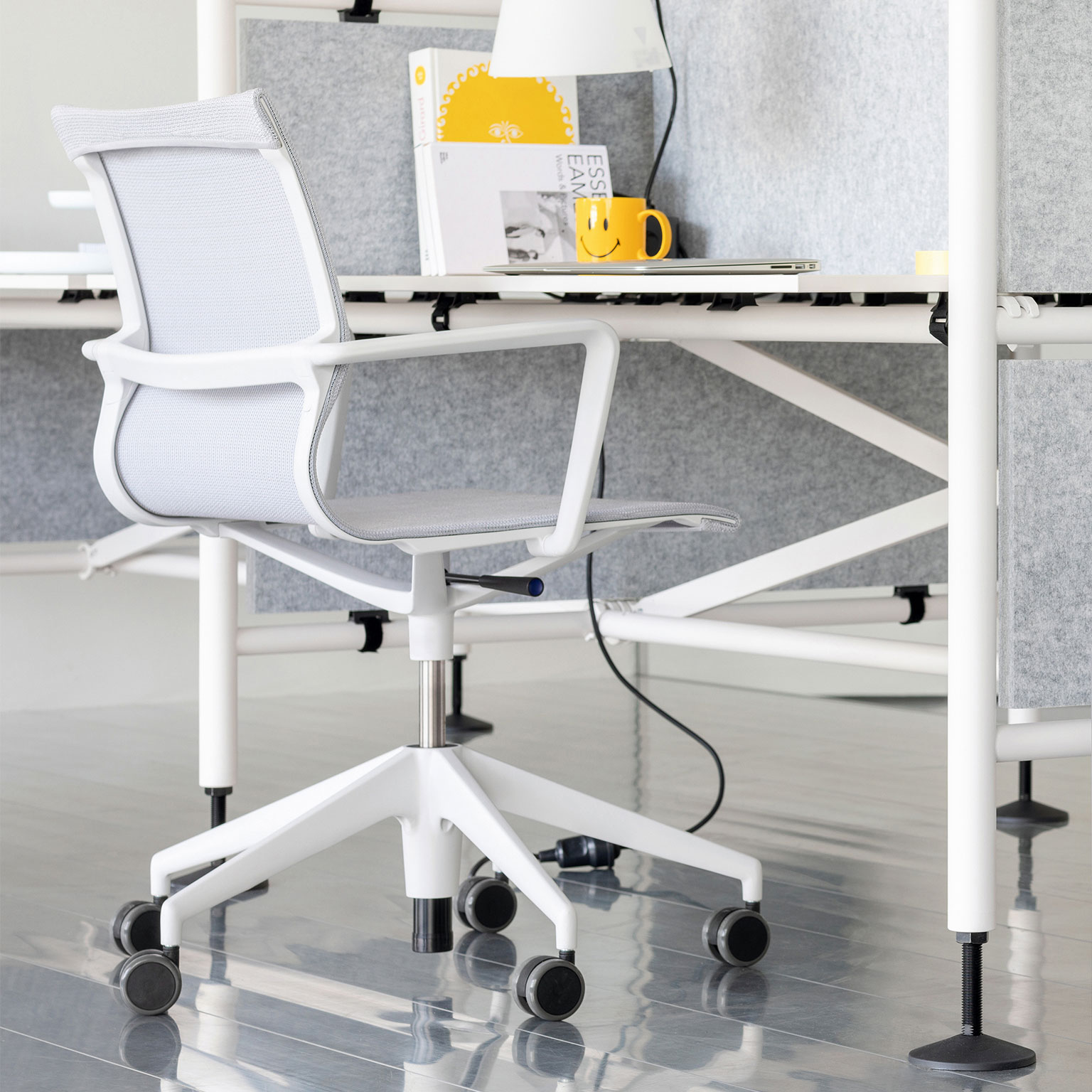 Vitra（ヴィトラ）Physix シルバー/ソフトグレーフレーム [取寄せ商品
