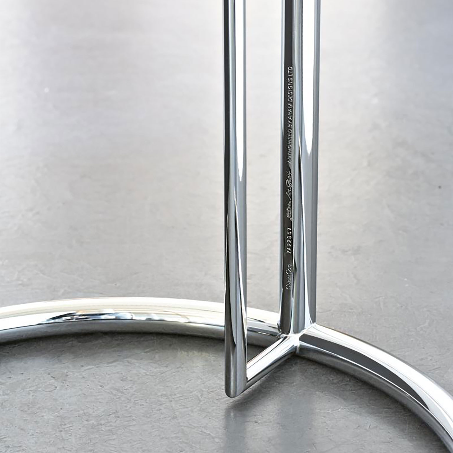 ClassiCon（クラシコン）アジャスタブルテーブル E1027 クローム仕上