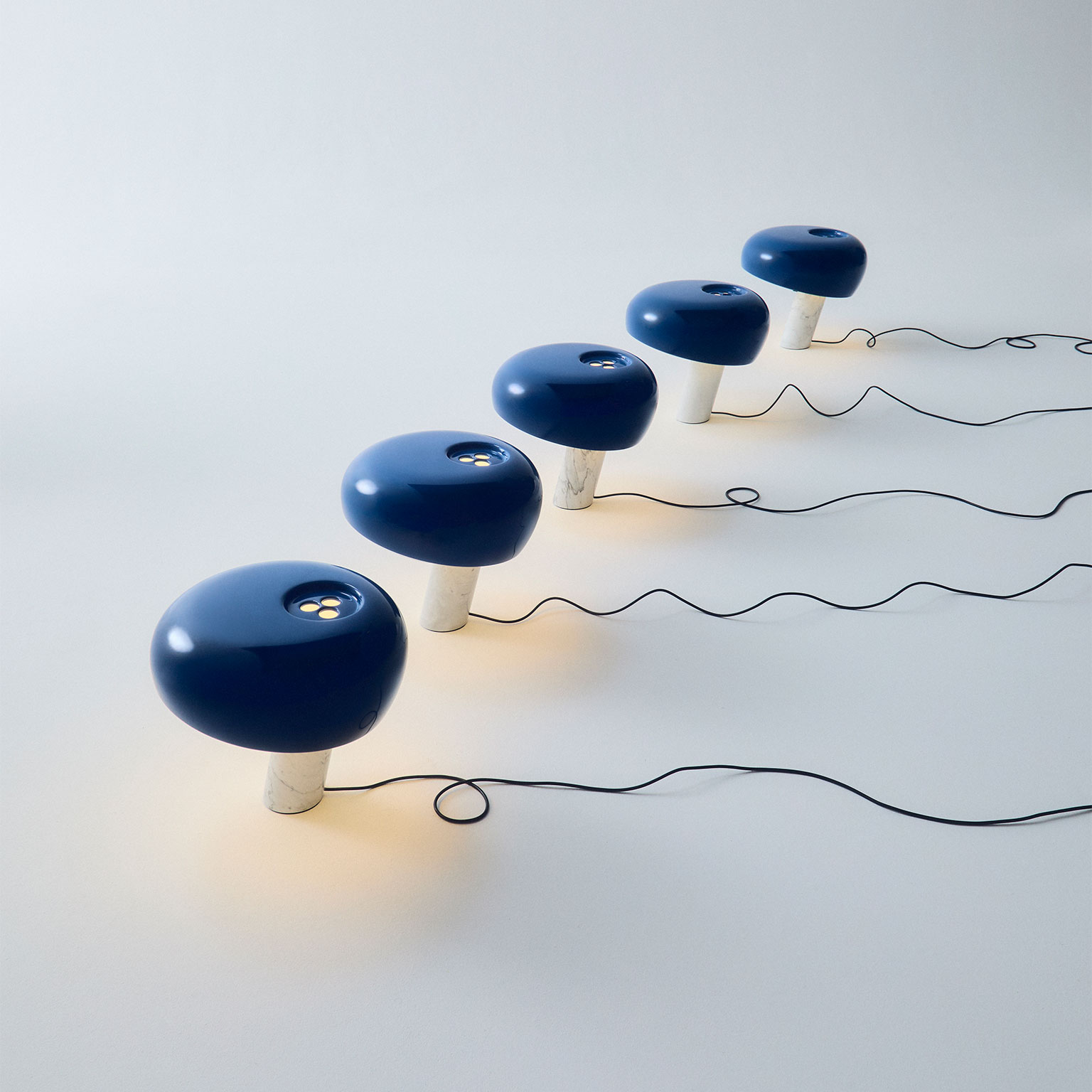 FLOS（フロス）SNOOPY テーブルランプ ネイビーブルー [取り寄せ商品