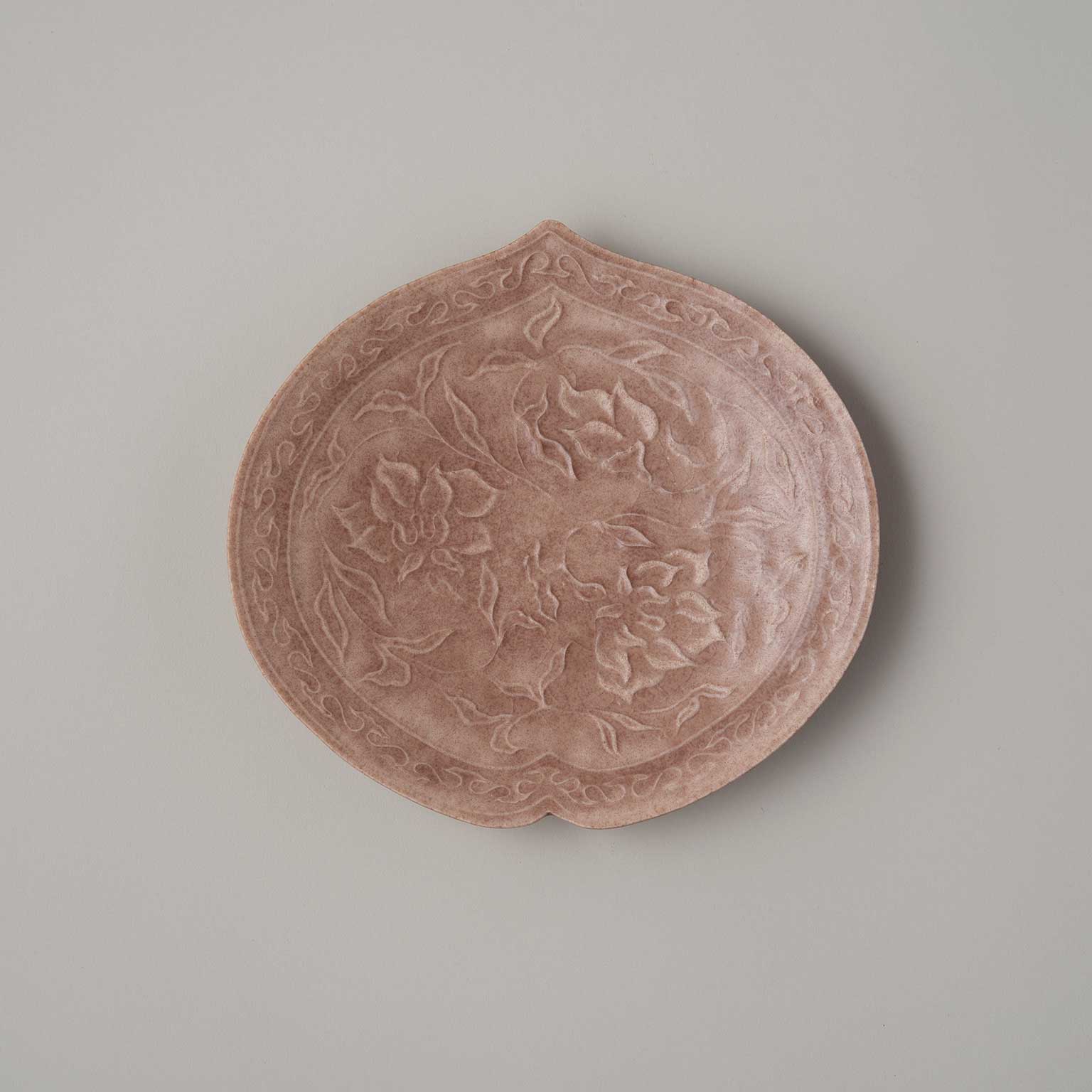 鈎一馬（マガリカズマ）紅瓷墨纏印花宝相華文盃［販売期間：9/11～10