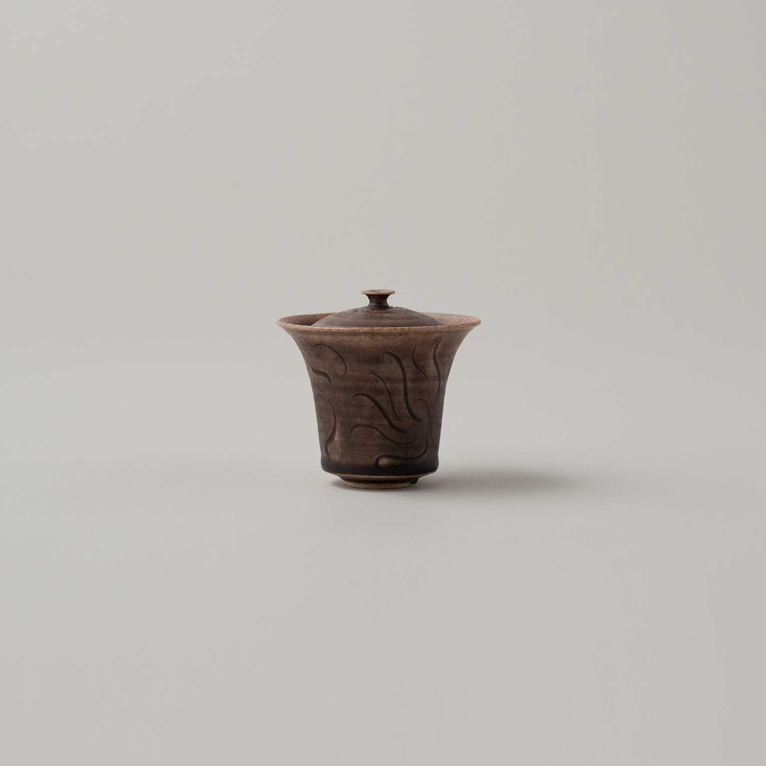鈎一馬（マガリカズマ）紅瓷墨纏蓋碗［販売期間：9/11～10/13