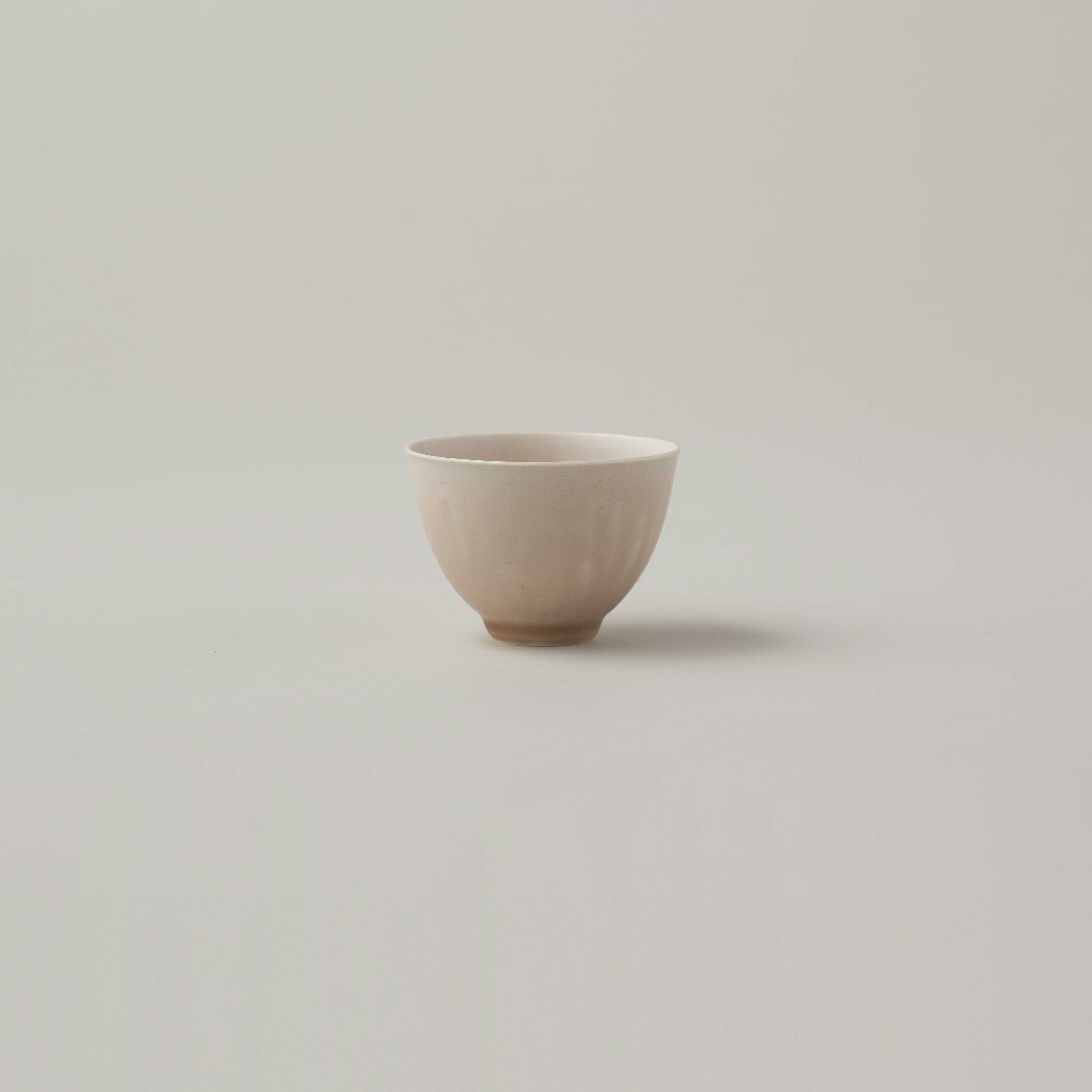 鈎一馬（マガリカズマ）白瓷茶杯［販売期間：9/11～10/13］ | LIVING