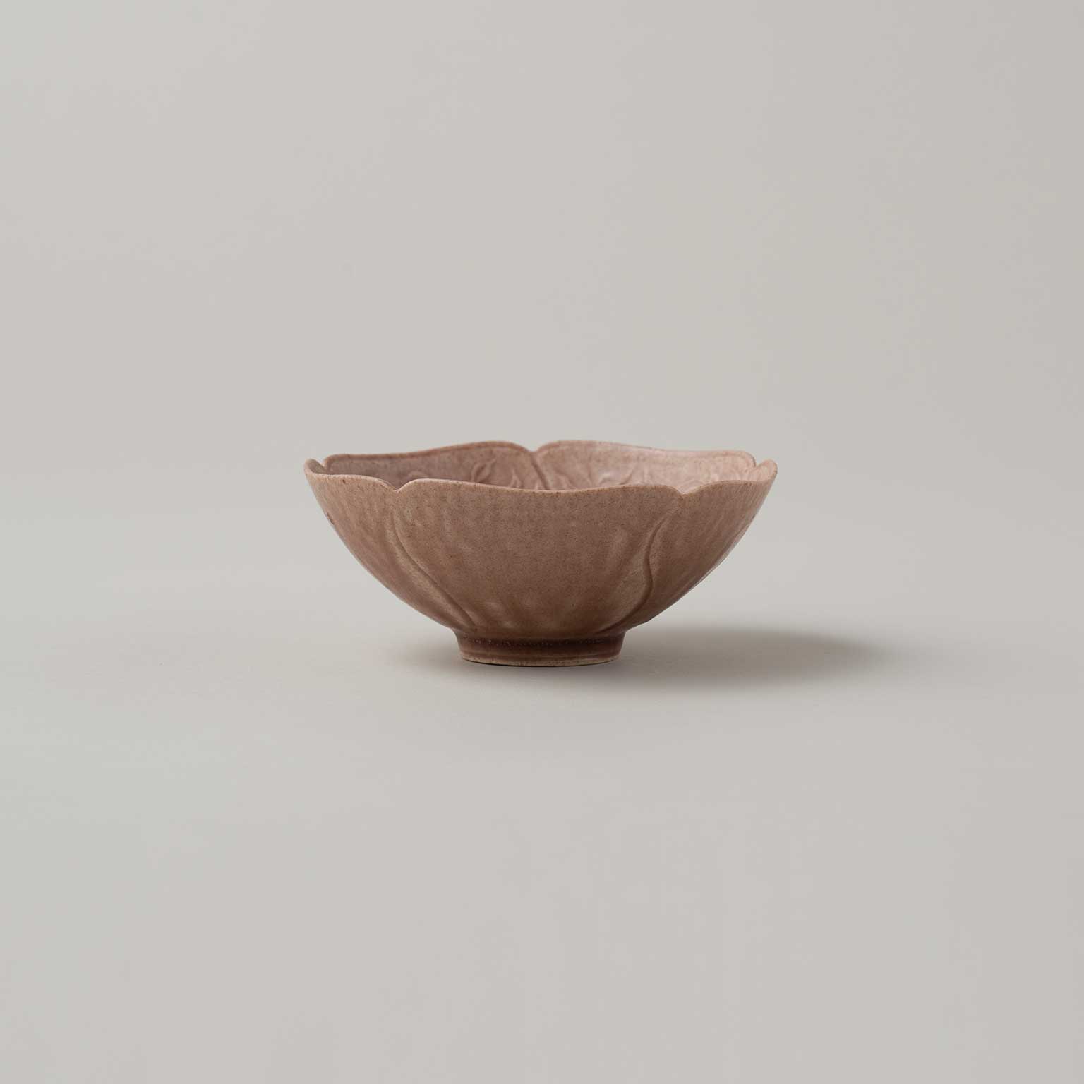 鈎一馬（マガリカズマ）紅瓷墨纏印花宝相華文盃［販売期間：9/11～10