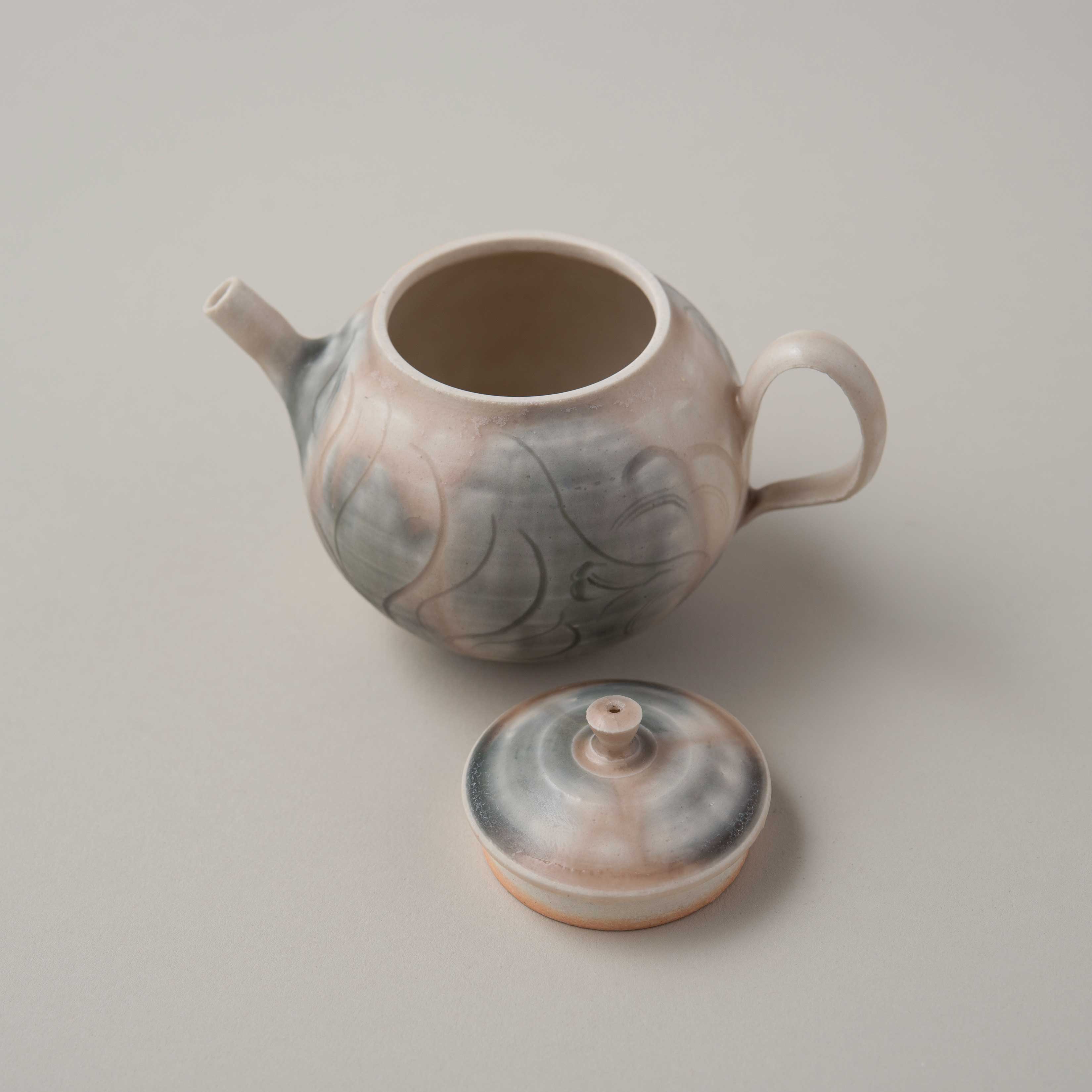 鈎一馬（マガリカズマ）白瓷蒼斑茶壺［販売期間：9/11～10/13