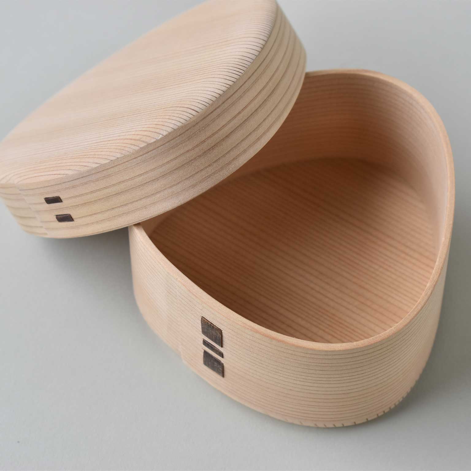 柴田慶信商店（シバタヨシノブショウテン）おむすび弁当箱 三角［販売