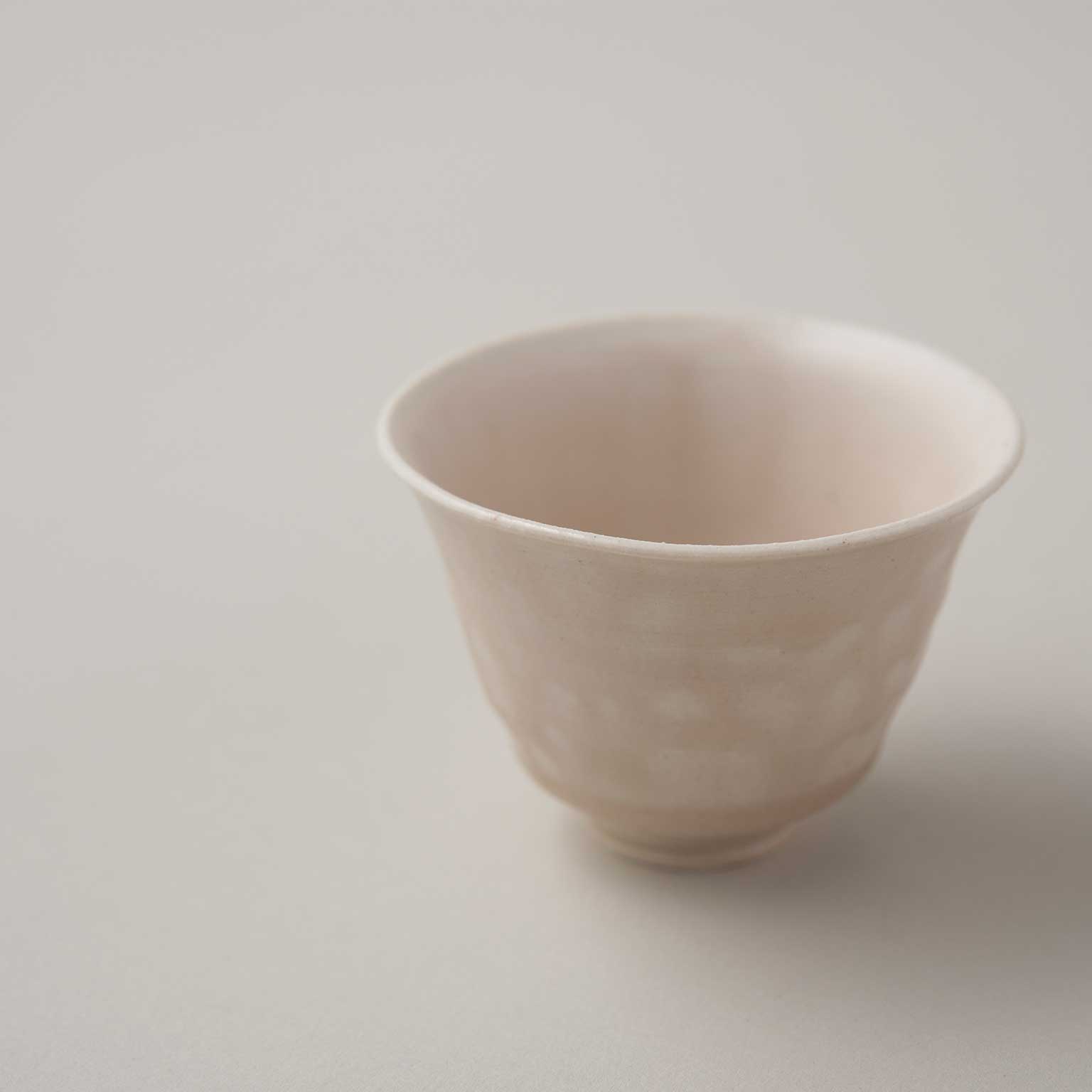 鈎一馬（マガリカズマ）白瓷茶杯［販売期間：9/11～10/13］ | LIVING