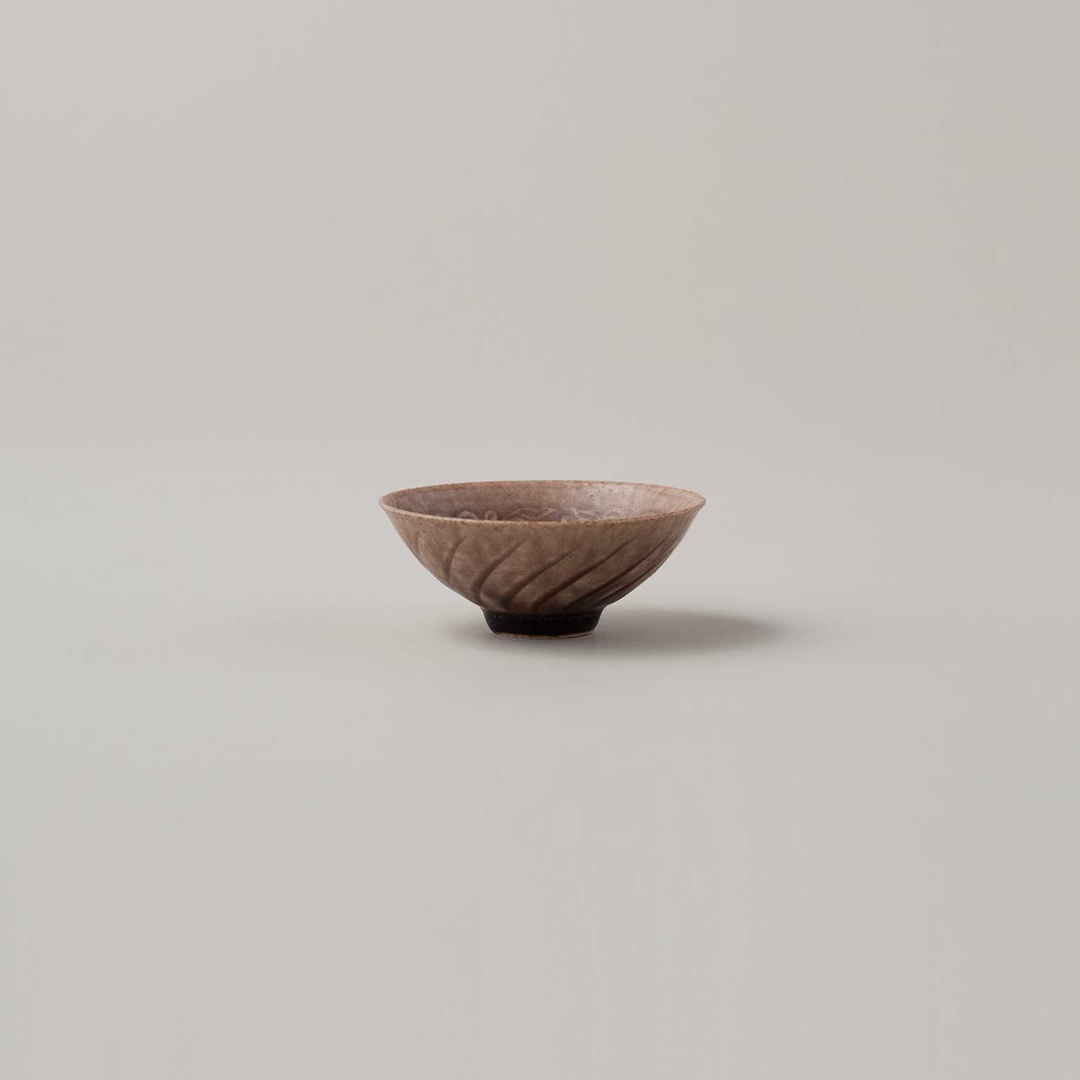 鈎一馬（マガリカズマ）紅瓷墨纏印花宝相華文盃［販売期間：9/11～10