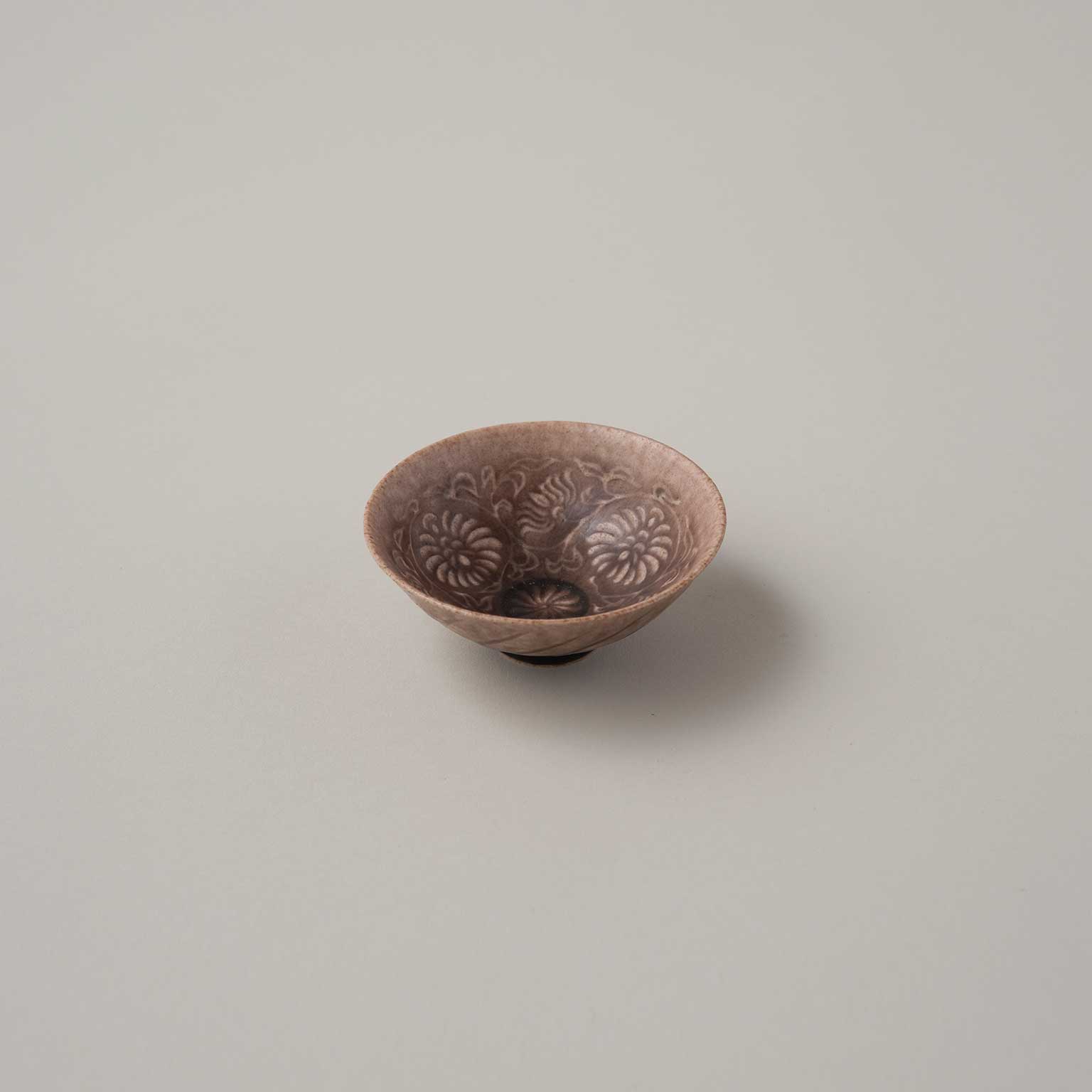 鈎一馬（マガリカズマ）紅瓷墨纏印花宝相華文盃［販売期間：9/11～10