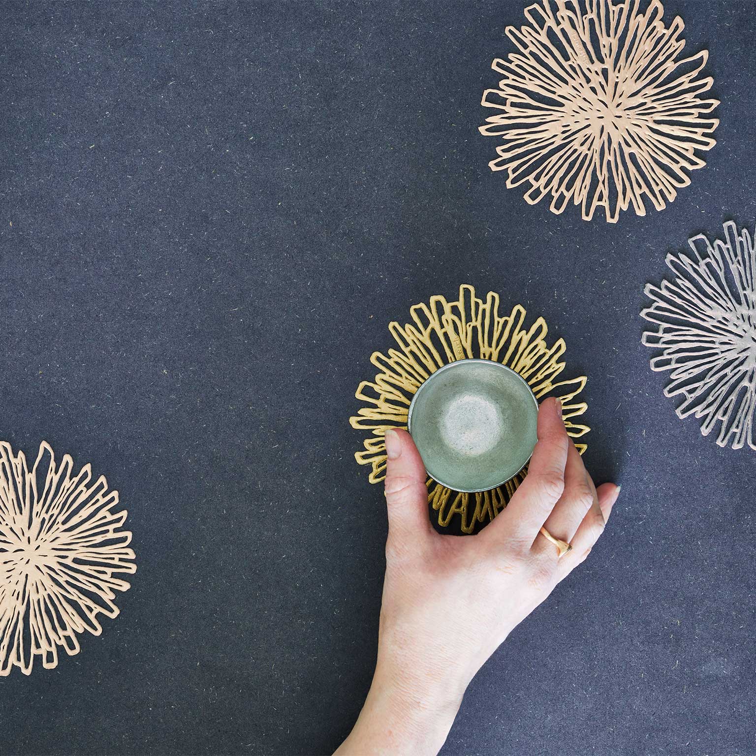 chilewich（チルウィッチ）Bloom コースター SILVER | LIVING MOTIF