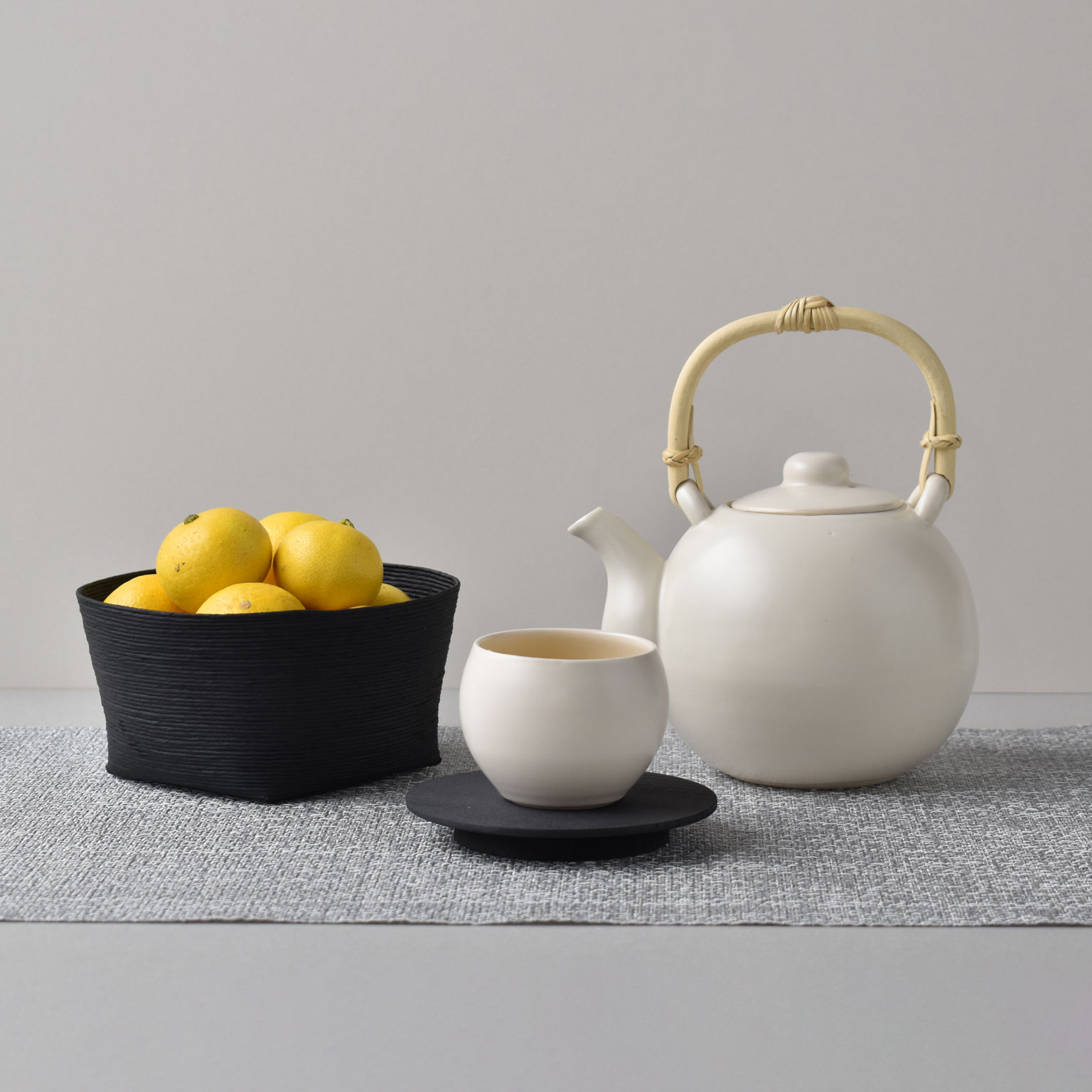 南景製陶園（ナンケイセイトウエン）平茶托 墨 | LIVING MOTIF｜家具