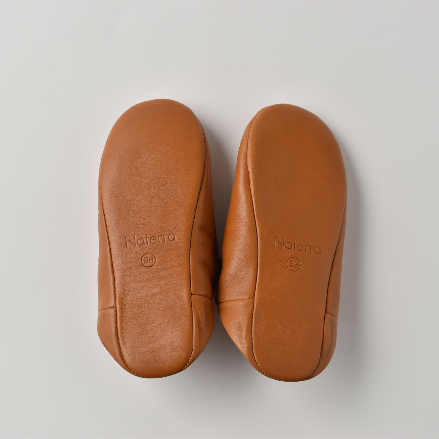 Naterra（ナテラ）レザースリッパ ブラウン | LIVING MOTIF｜家具