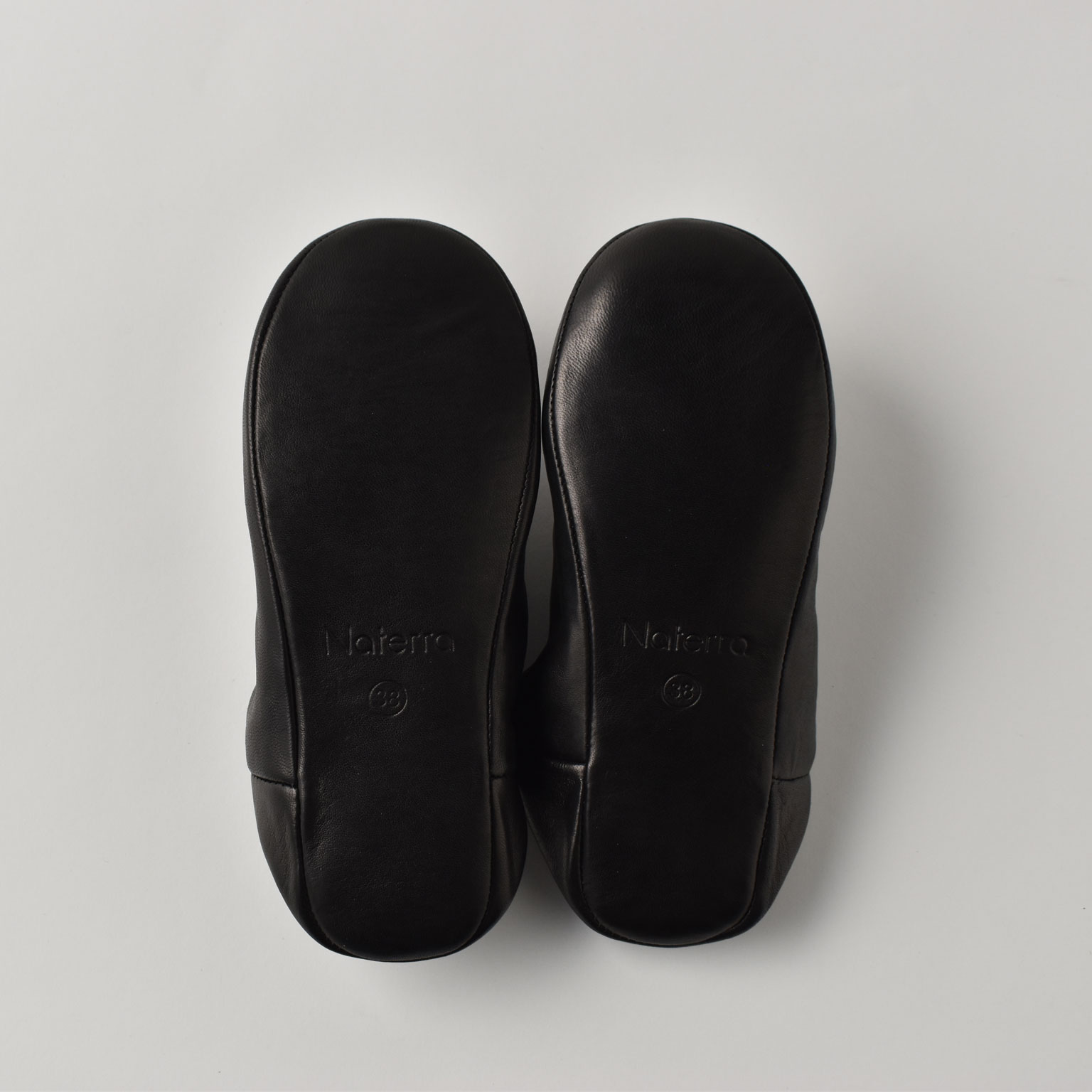 Naterra（ナテラ）レザースリッパ ブラック | LIVING MOTIF｜家具