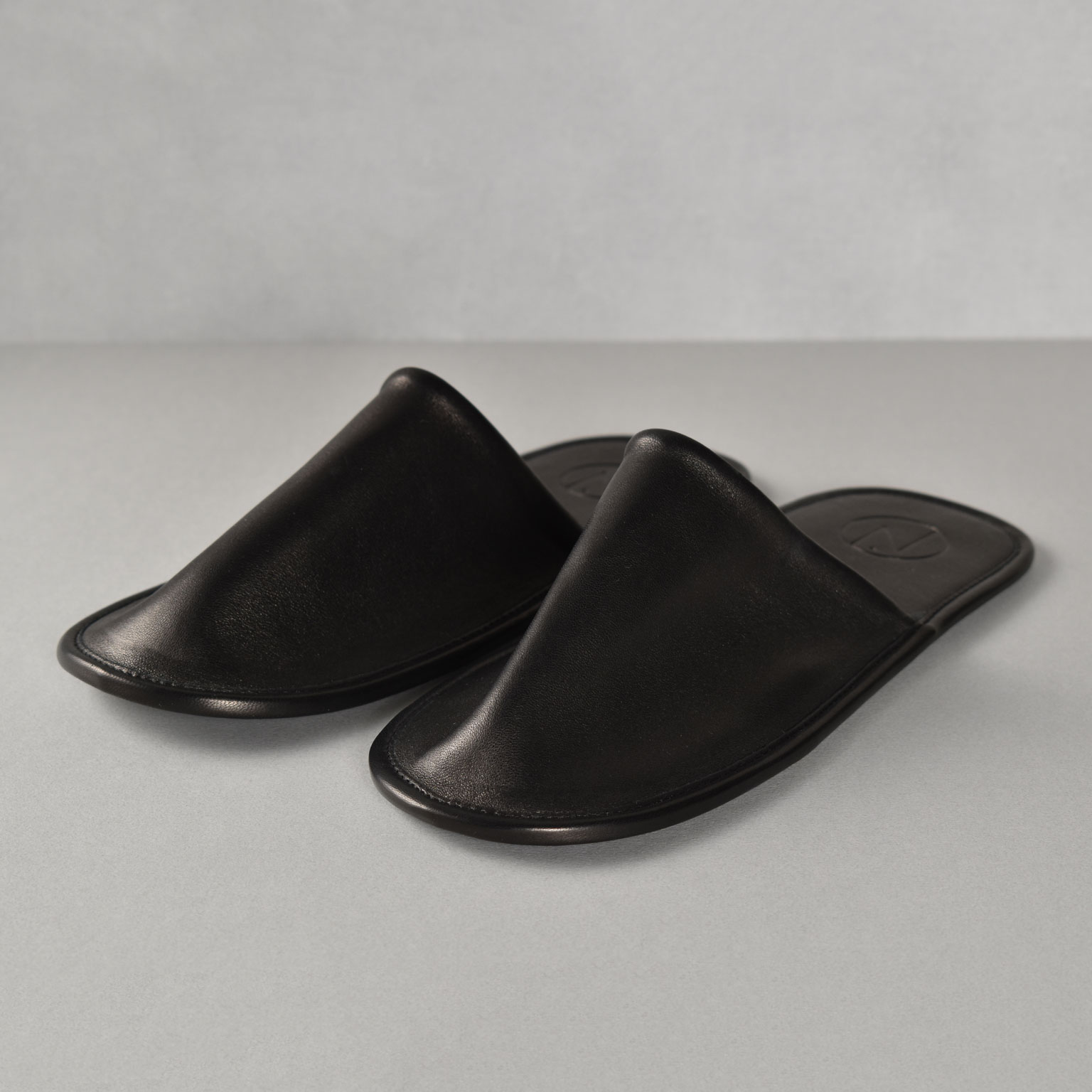 Naterra（ナテラ）レザースリッパ ブラウン | LIVING MOTIF｜家具