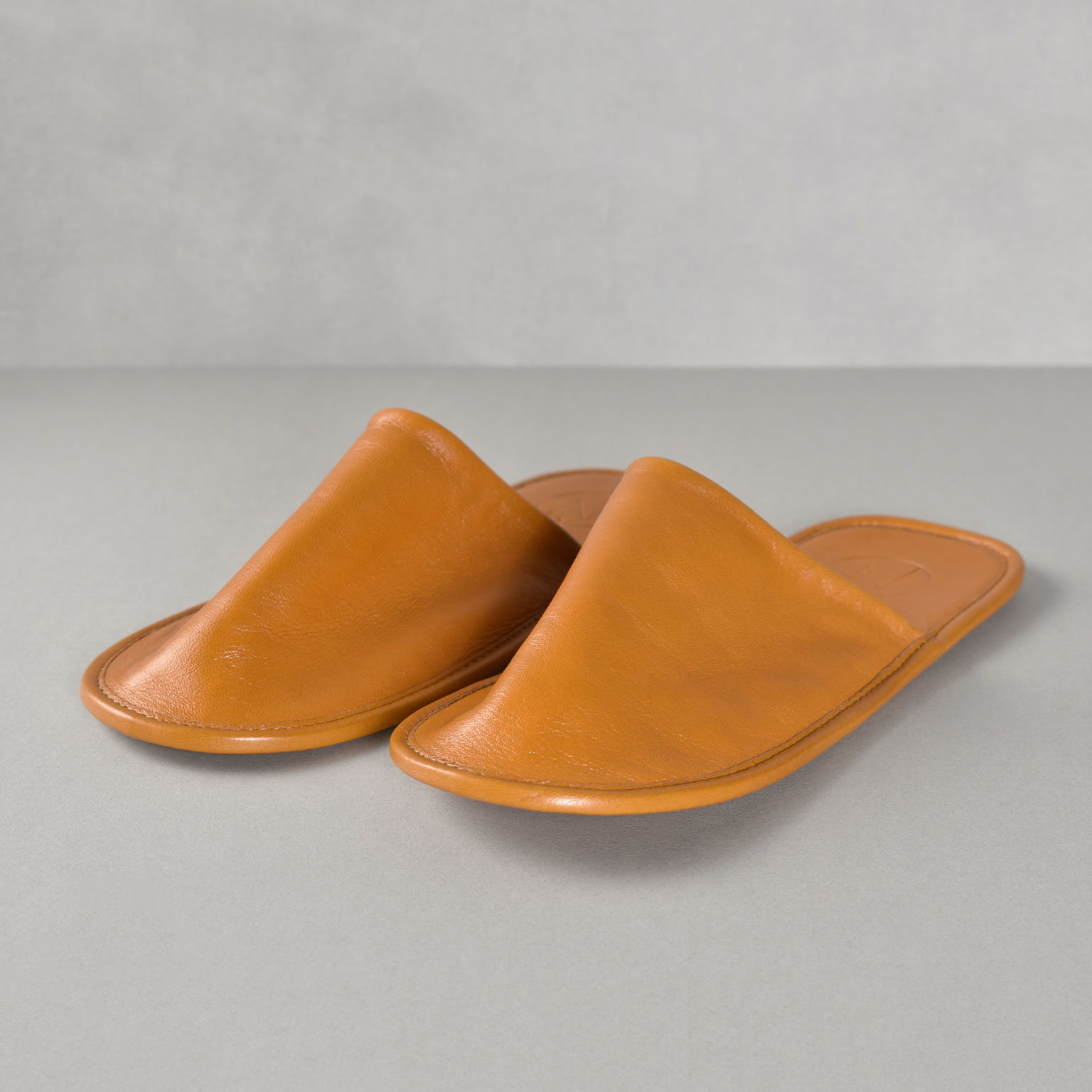 Naterra（ナテラ）レザースリッパ ブラウン | LIVING MOTIF｜家具