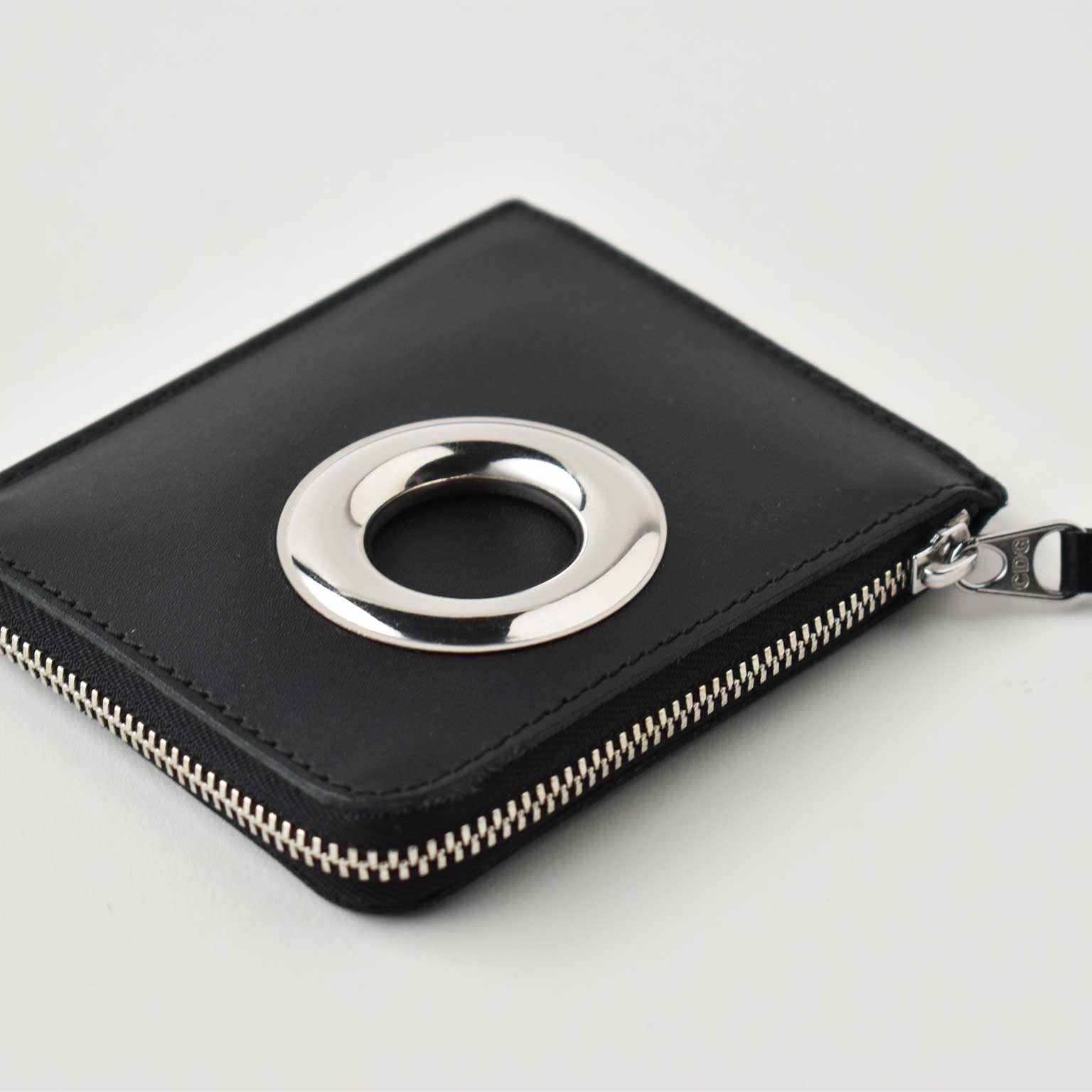 COMME des GARCONS（コム デ ギャルソン）SILVER EYELET L字型ZIP財布