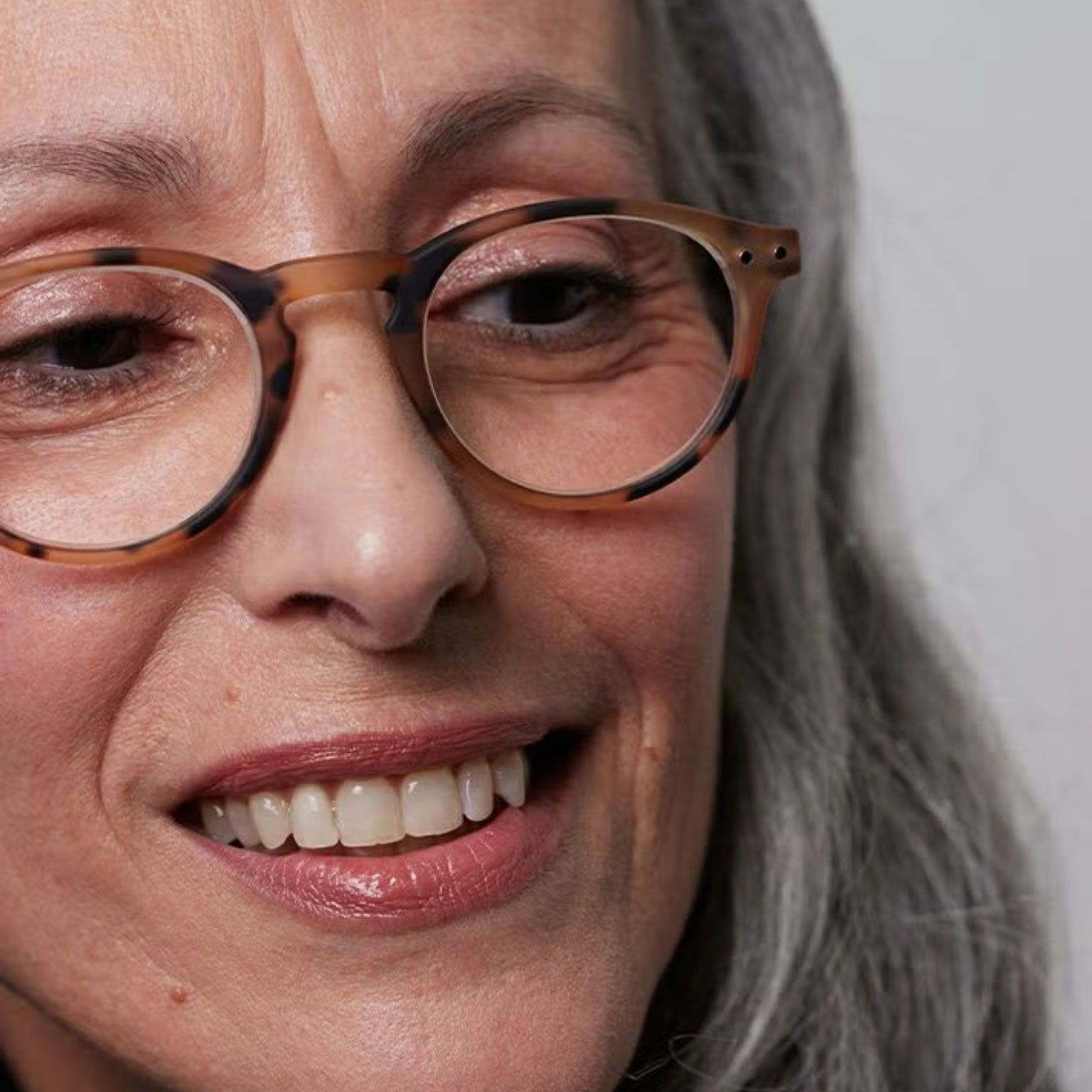 IZIPIZI（イジピジ）READING GLASSES #A Light Tortoise +2.5 | LIVING