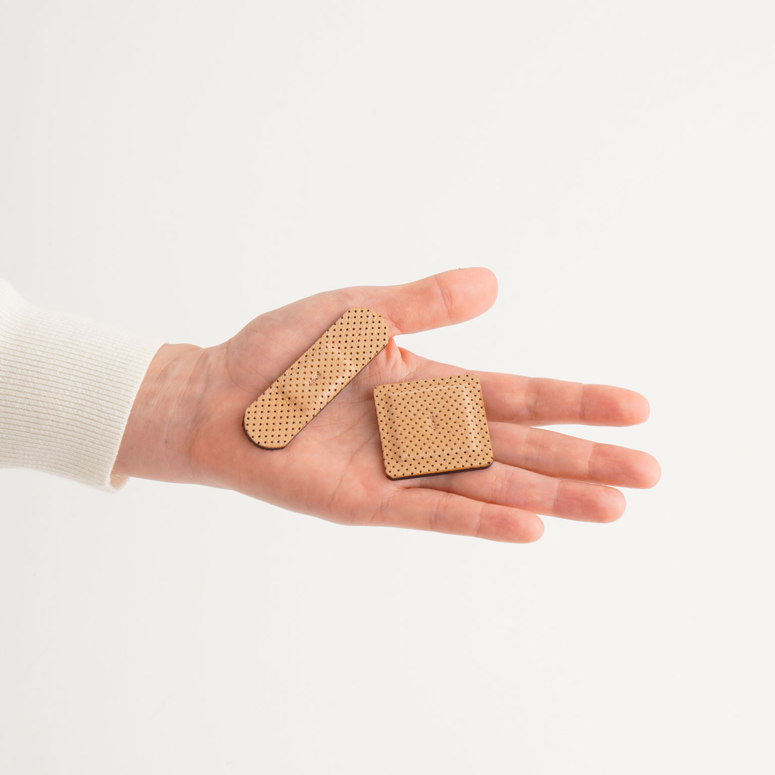 i ro se（イロセ）LEATHER MAGNET BAND-AID | LIVING MOTIF｜家具