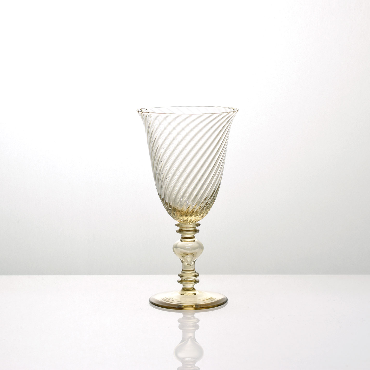 teruska(テルスカ)ワイングラス スモーク | LIVING MOTIF teruska(テルスカ)ワイングラス スモーク | LIVING MOTIF