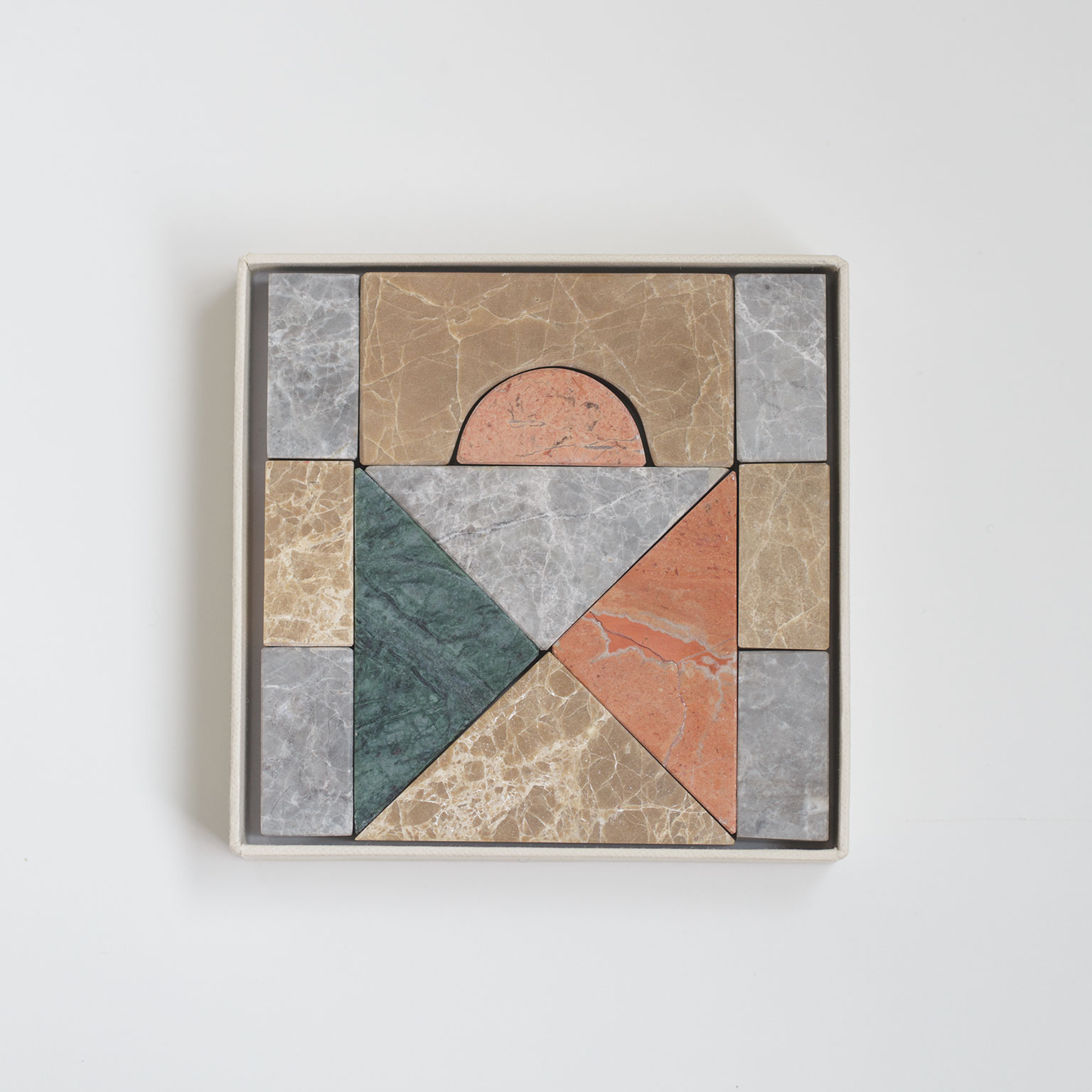 ISHIZO｜「石」がもたらす好奇心の世界 | LIVING MOTIF｜家具