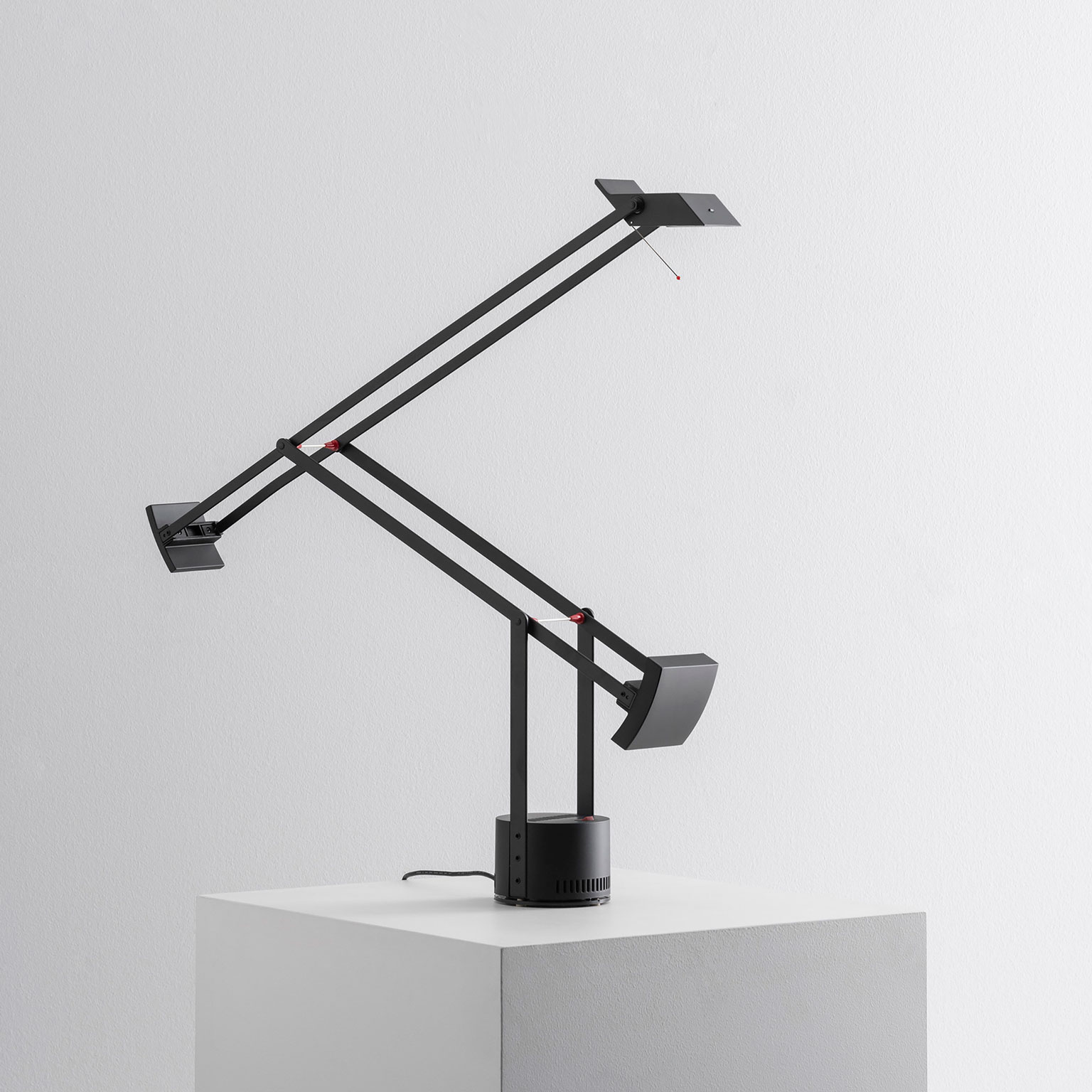 Artemide(アルテミデ)TIZIO(ティチオ)マイクロ ブラック｜デスク