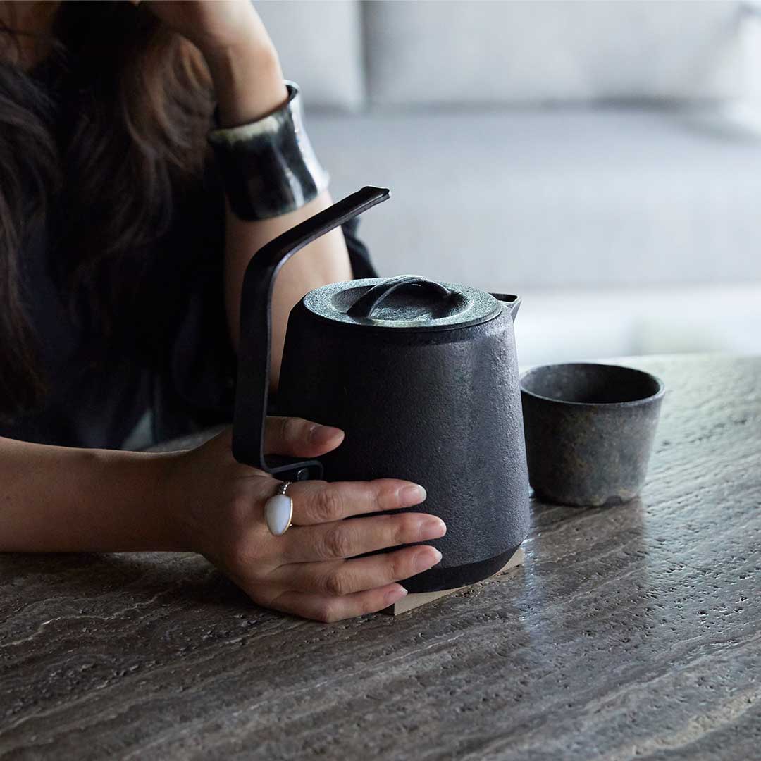 箱付き新品　虎山工房UD-8 鋳鉄製急須 1.2リットル UD-8 1.2リットル／UD-8｜虎山工房 盛岡市の南部鉄器工房 – 虎山工房