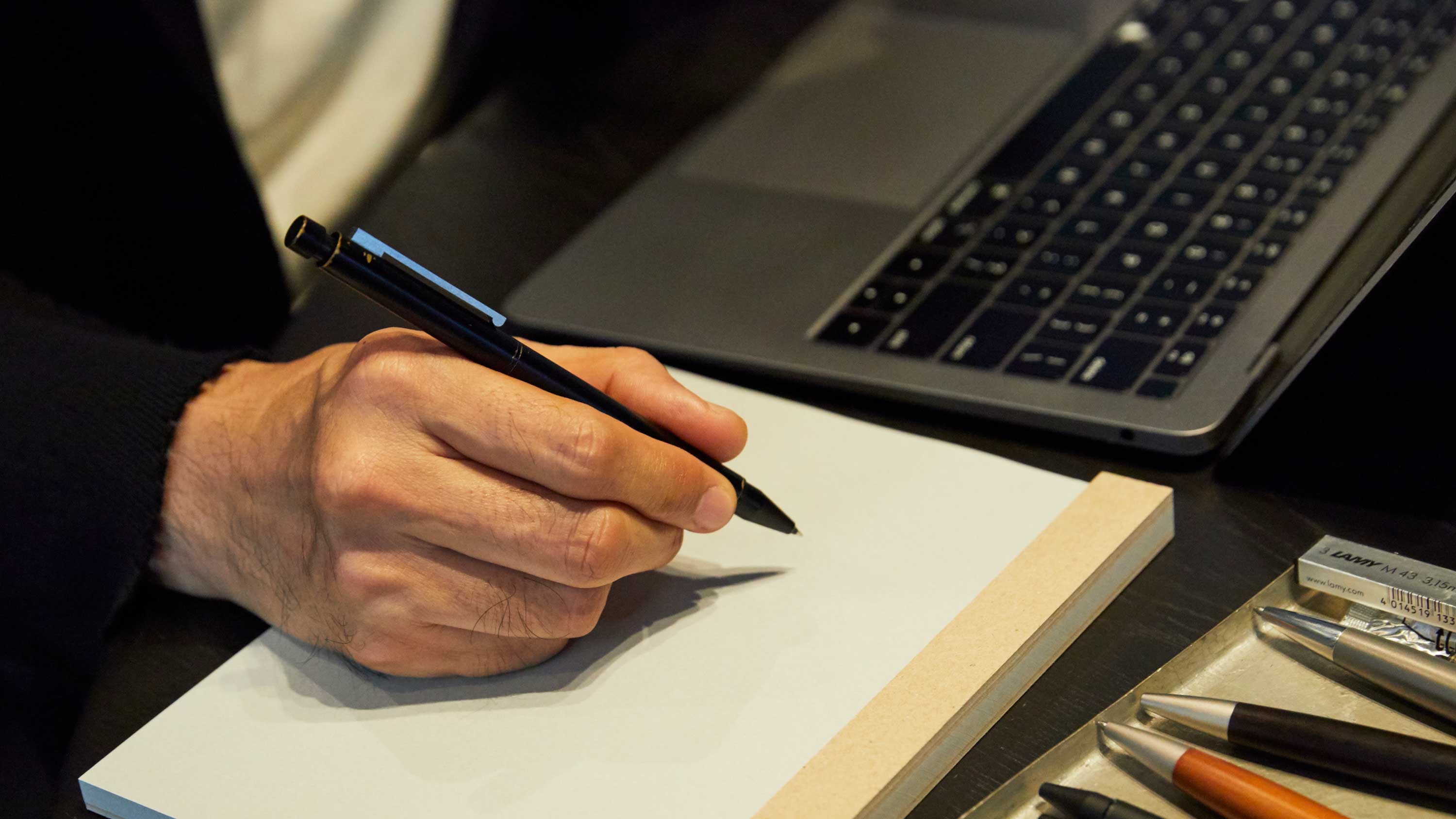 One's MOTIF 久野義憲さん LAMY ペンコレクション | LIVING MOTIF