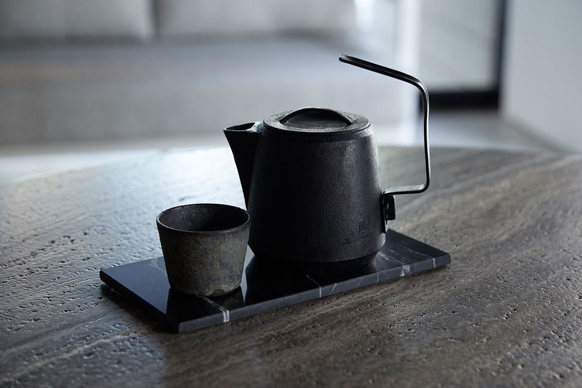 One's MOTIF 岩﨑牧子さん 虎山工房 鉄瓶 UD-8 | LIVING MOTIF｜家具