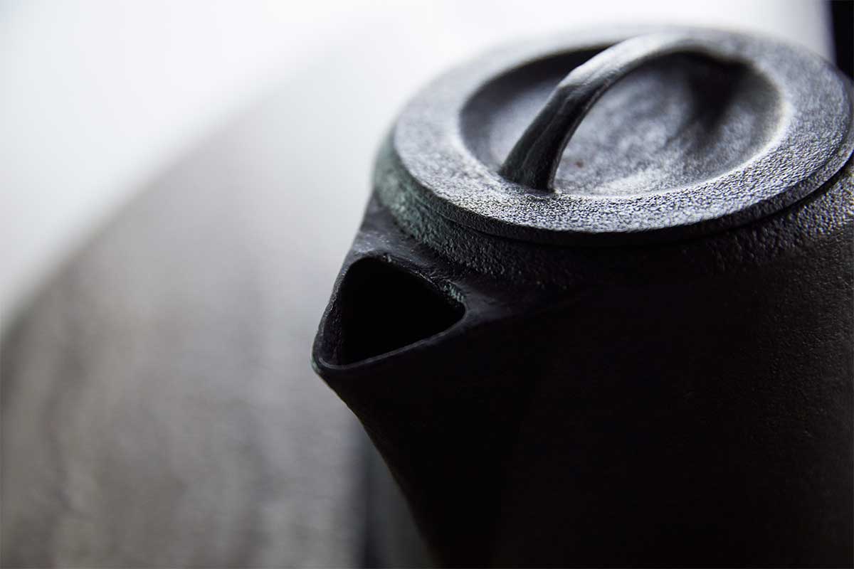 One's MOTIF 岩﨑牧子さん 虎山工房 鉄瓶 UD-8 | LIVING MOTIF｜家具